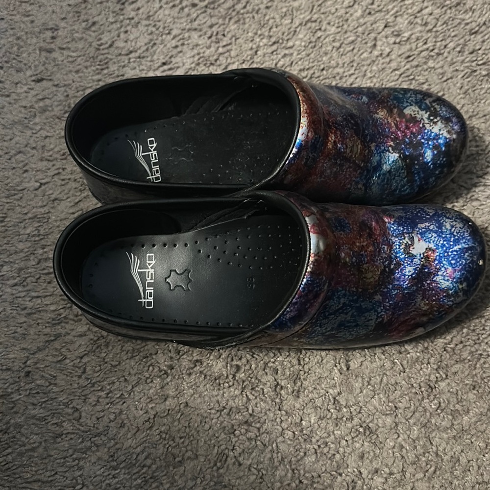 Fun color Dansko in mint condition no damage
